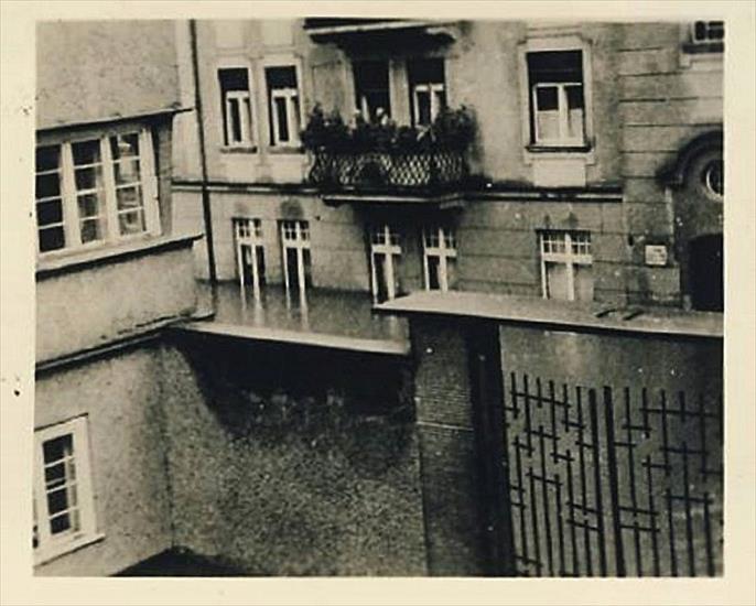 Powódz rok 1938 - 1938_Nysa, ul. Ligonia. Widok z okna kamienicy nr 8... kamienicę nr 4 po prawej i kamienicę nr 9 po lewej.jpg
