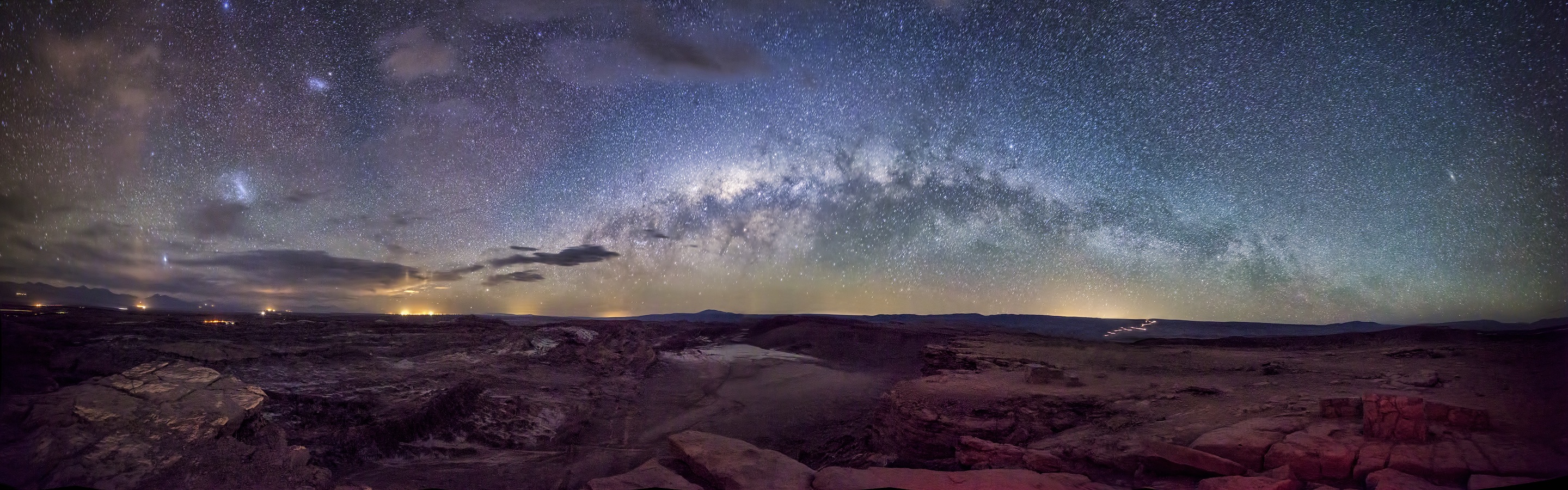 KOSMOS - Milky-Way-over-Moon-Valley-900px-by-Rafael-Defavari.jpg