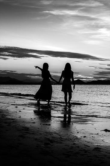 Czarne wakacyjne - dadaepo-beach-monochrome-a-black-and-white-sea-beach-woman-silhouette-women-s-sunset.jpg